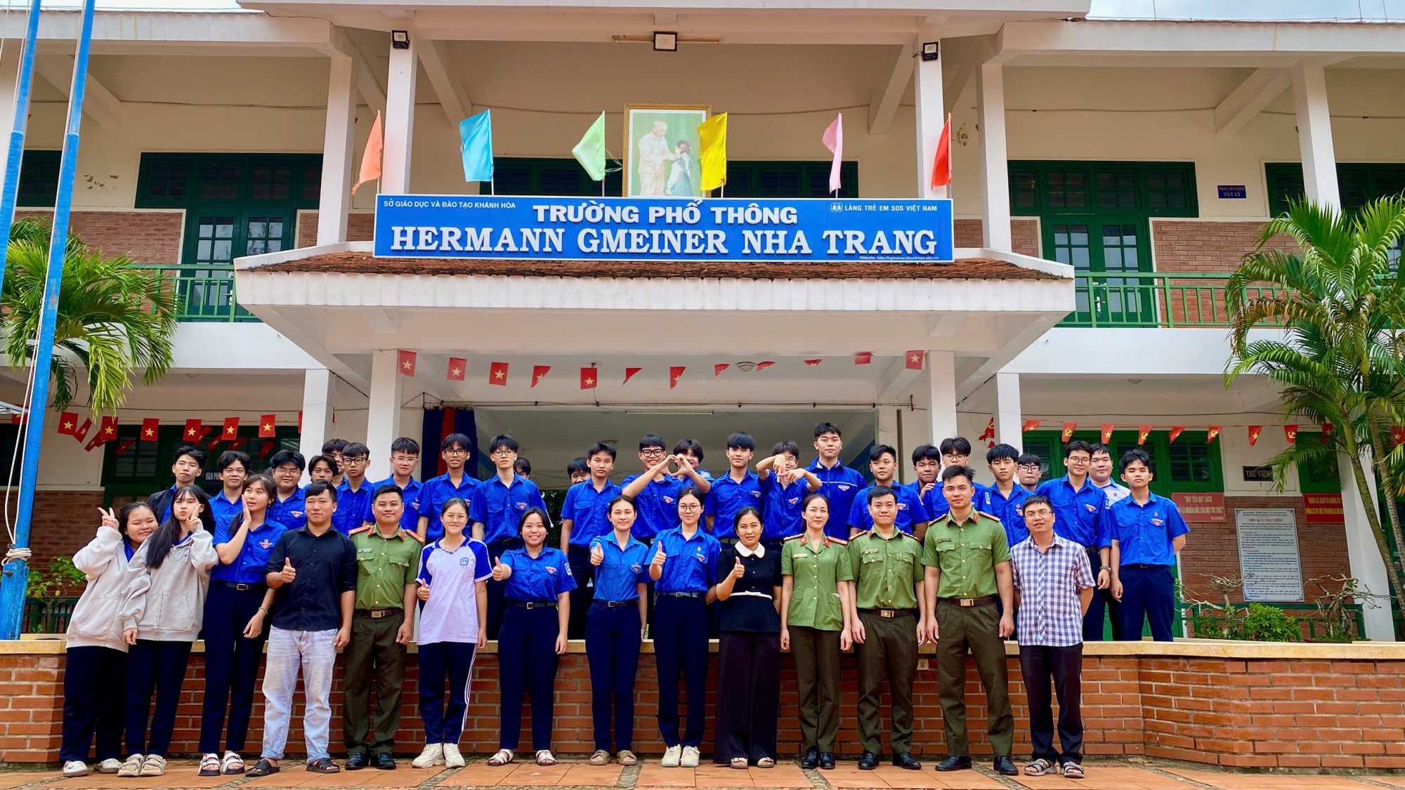 CHUNG TAY HỖ TRỢ ĐỒNG BÀO VÙNG LŨ KHẮC PHỤC THIÊN TAI